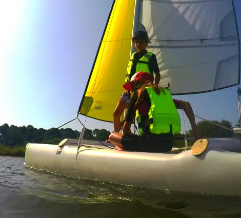 Location de bateaux Enfants qui naviguent en catamaran