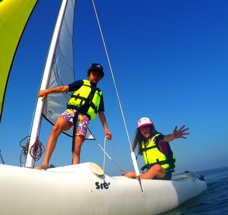 Enfants en cours de catamaran Ecole de voile sur le lac de Biscarrosse Parentis
