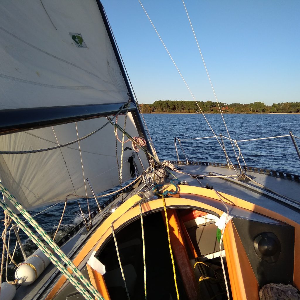 bp Voilier à la gite Ecole de voile sur le lac de Biscarrosse